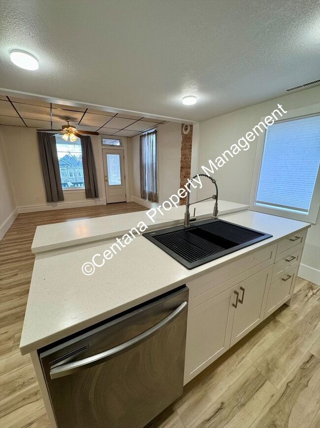 Building Photo - 722 S Montana St