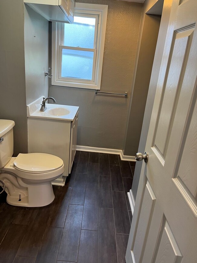 Building Photo - 2 BR/1 Bath home