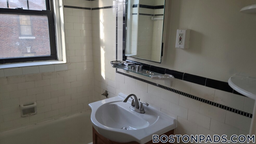 Building Photo - 349 Pleasant St