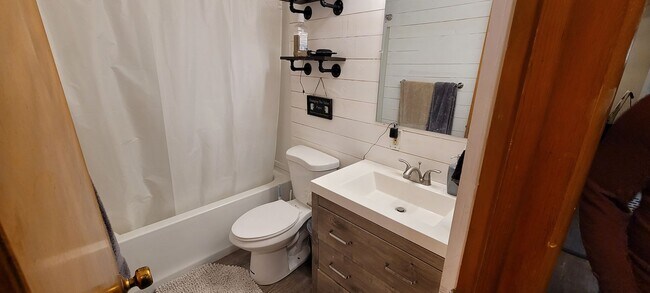Building Photo - Recently Renovated, Garage and Fenced In B...