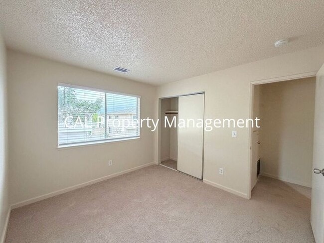 Building Photo - Condo for Rent in North Salinas!