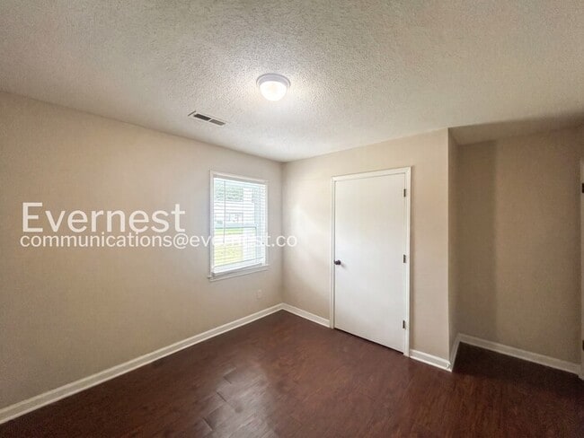 Building Photo - 2 Bed, 1 Bath Home with Fenced Yard / Pet-Friendly / Available Now!