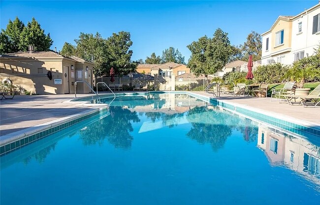 Building Photo - Live Smart in This Stylish 1BR