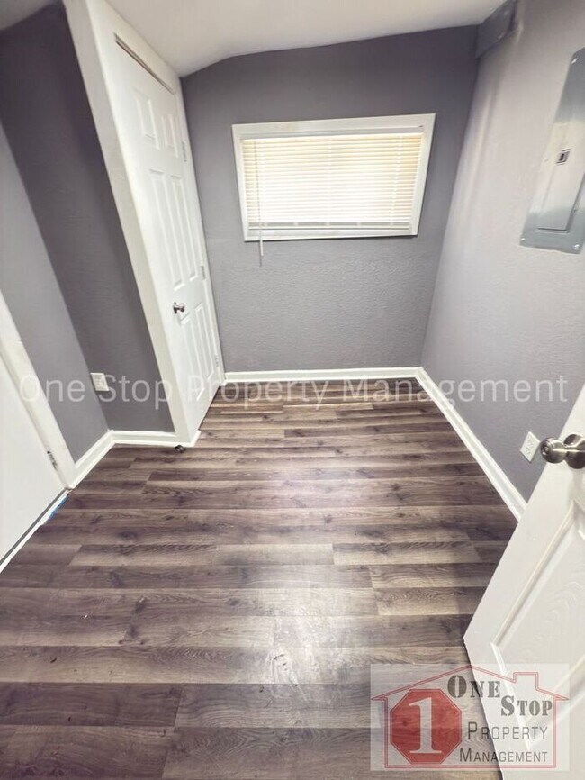 Building Photo - Beautiful 3 Bedroom 1 Bathroom Home in Kansas City!