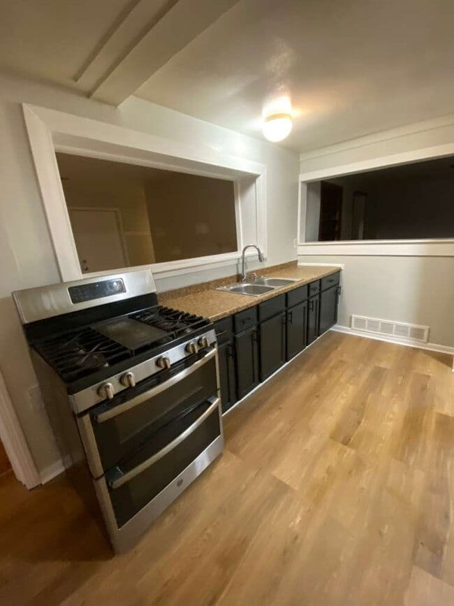 Building Photo - 1228 E 340th St