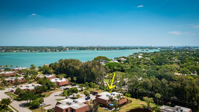 Building Photo - 825 Center St