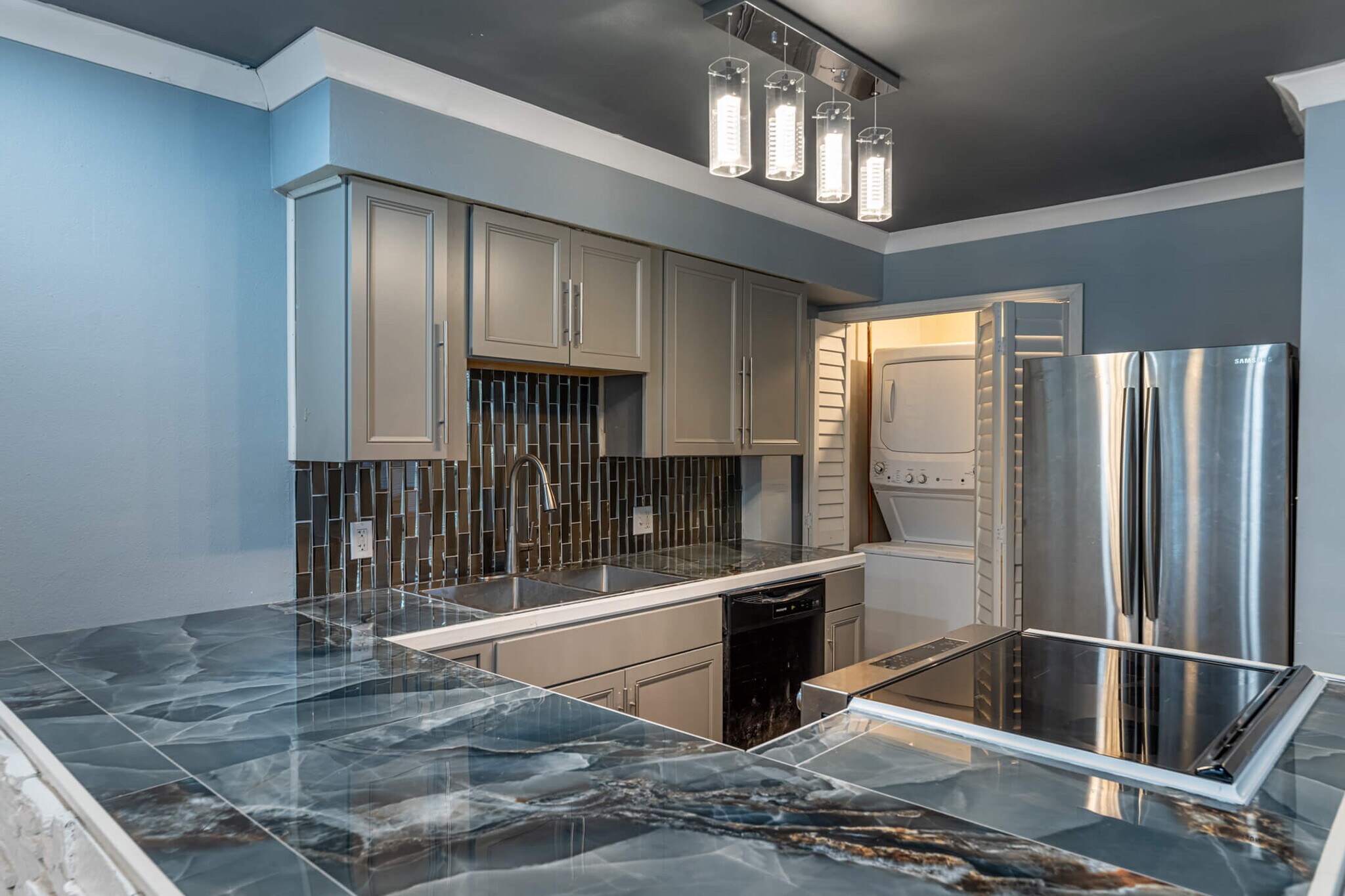 Building Photo - 446 E Siebenthaler Ave