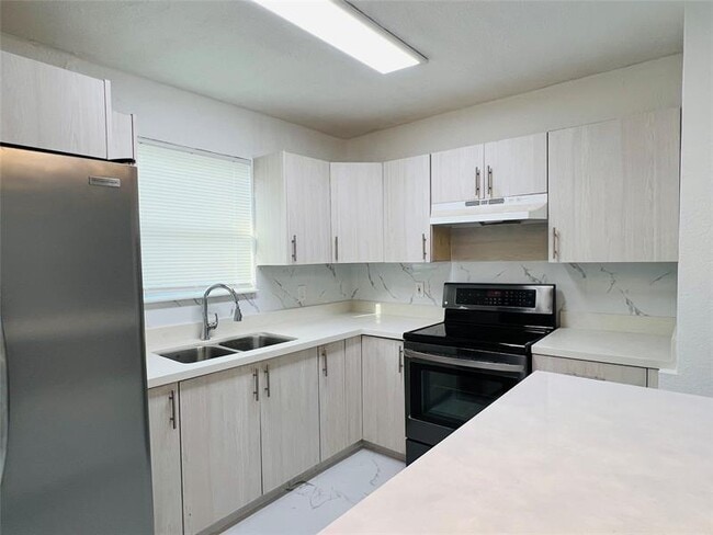 Building Photo - 525 NW 22nd Ave