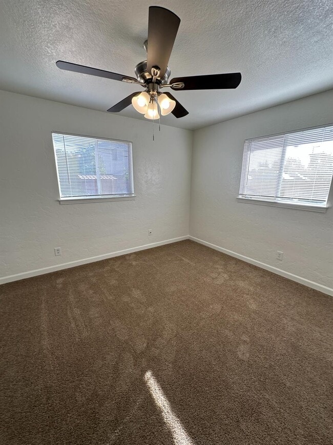 Building Photo - 3046 E Robinson Ave