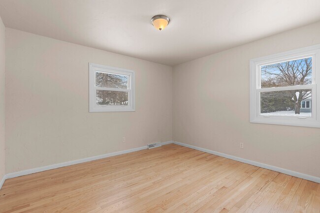 Building Photo - 1045 Green Acres Ln