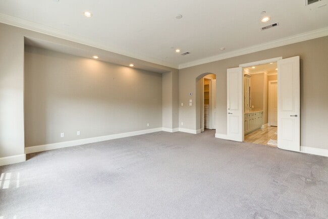 Building Photo - Spectacular Home 4 Bedrooms / 4.5 Bathroom...