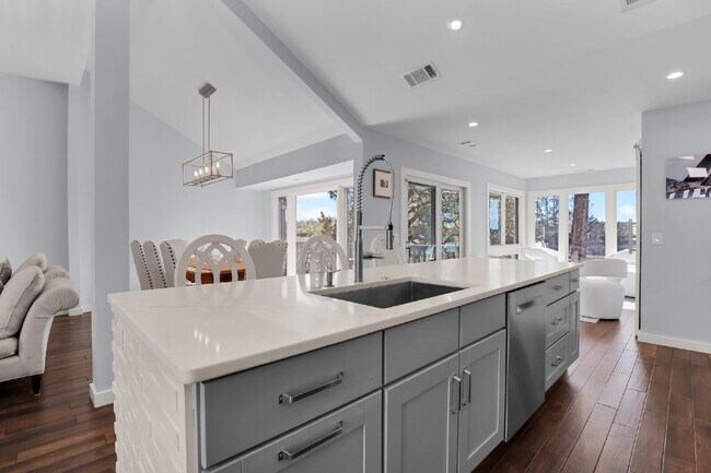 Building Photo - "Coastal Comfort Awaits: Spacious 3-Bed, 3-Bath Furnished Retreat in Moss Creek on the Marsh!"