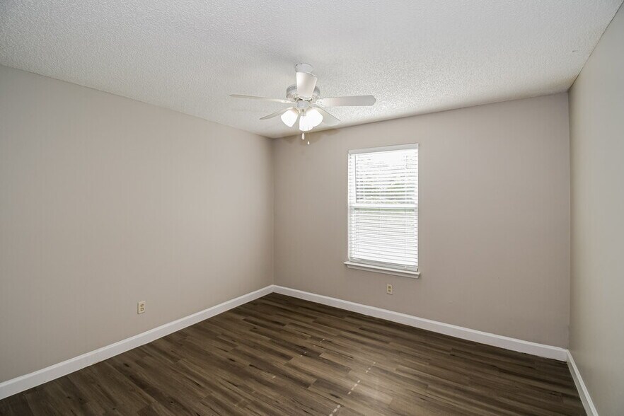 Building Photo - 1882 Manitoba Ct S