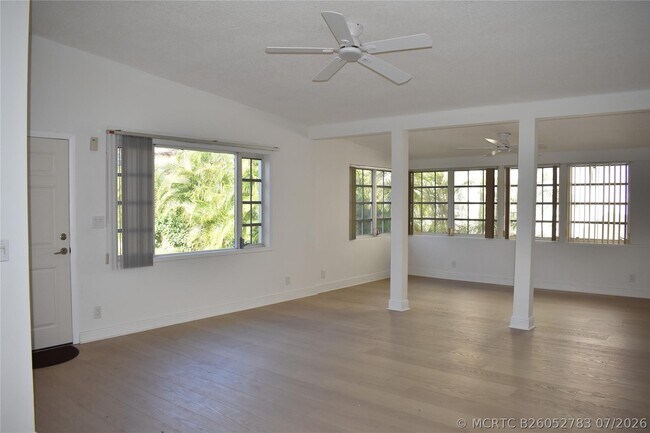 Building Photo - 816 SE 6th Ct
