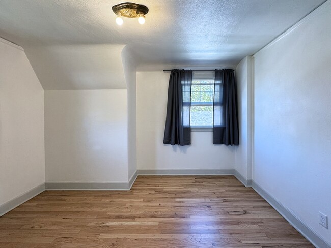 Building Photo - 540 Van Buren St