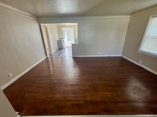 Building Photo - Single Family Home 3 beds 2 bath Available Now!