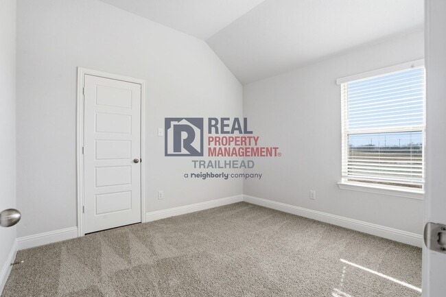 Building Photo - Thoughtfully Designed 4 Bed Home with Elevated Interiors and Lake Views