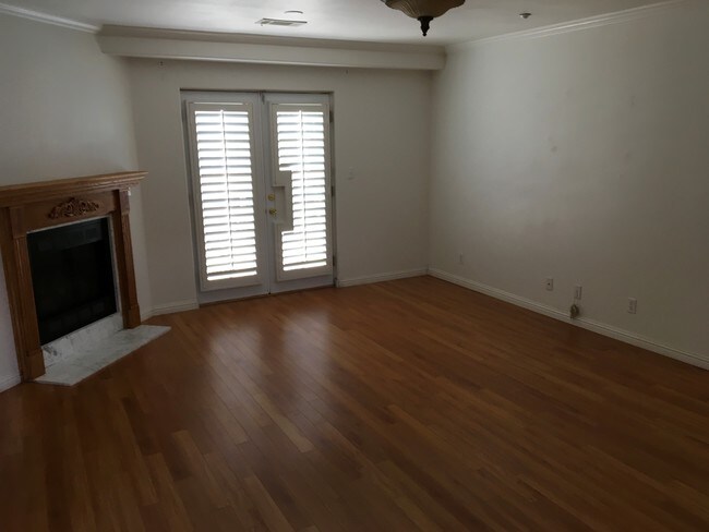 Building Photo - 923 Royal Oaks Dr