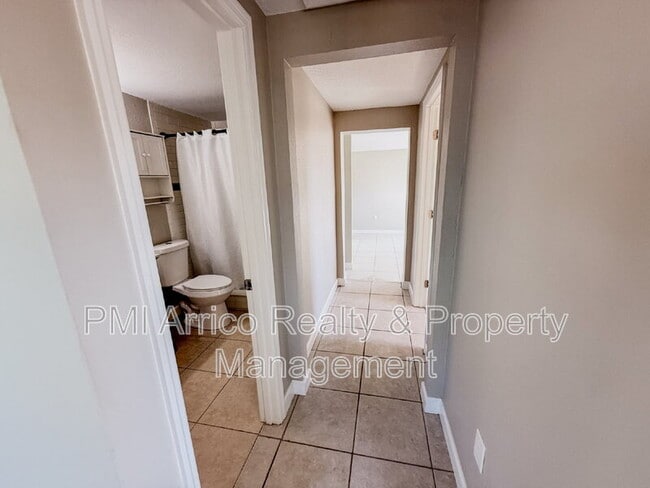 Building Photo - 818 Bayview Dr