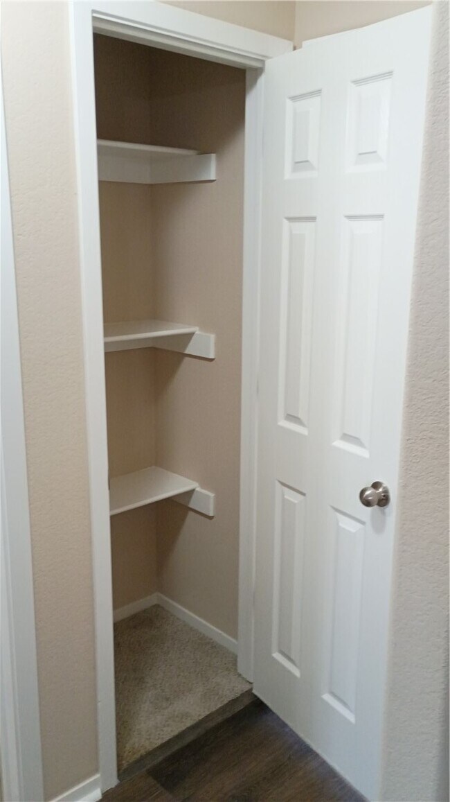 Building Photo - 905 SW Loudon Dr