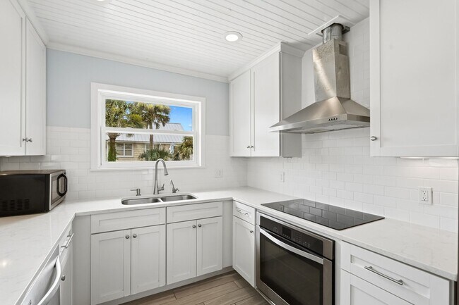 Building Photo - Live Close To The Beach