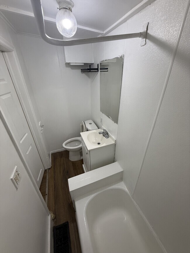 Building Photo - 499 Sherburne Ave