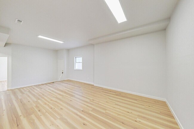 Building Photo - Introducing the Perfect Blend of Elegance and Comfort in San Francisco's Westwood Highlands!