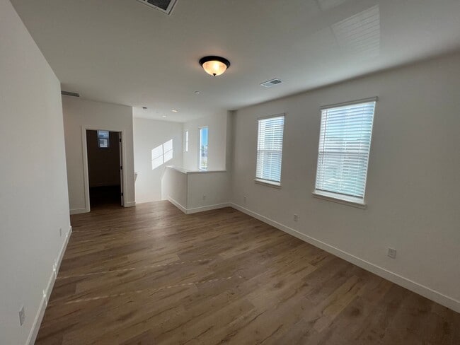 Building Photo - 4 Bed / 3 Bath | Crocker Village Home Available Now