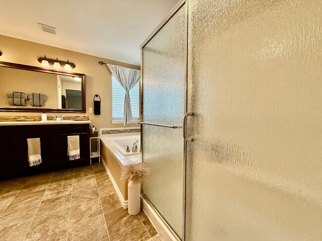 Building Photo - Spacious & Stylish 5-Bedroom Home in Wolf ...
