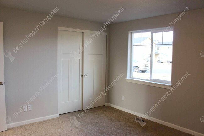 Building Photo - Newer single-level 3 BR home in NW Redmond with fenced backyard and RV parking