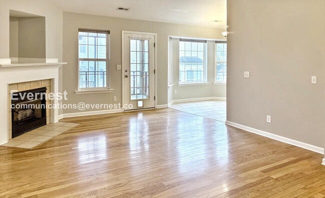 Building Photo - 3 Bed, 2 Bath Home with Garage / Pet-Frien...