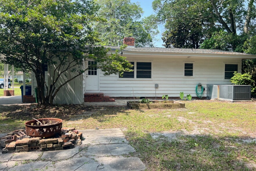 Building Photo - 2309 Camellia Dr