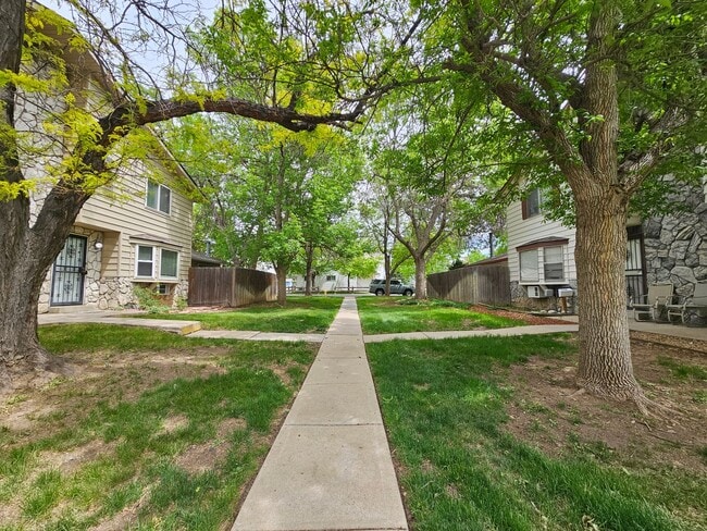 Building Photo - Serene 2 Bedroom 1 1/2 Bath Aurora Townhom...
