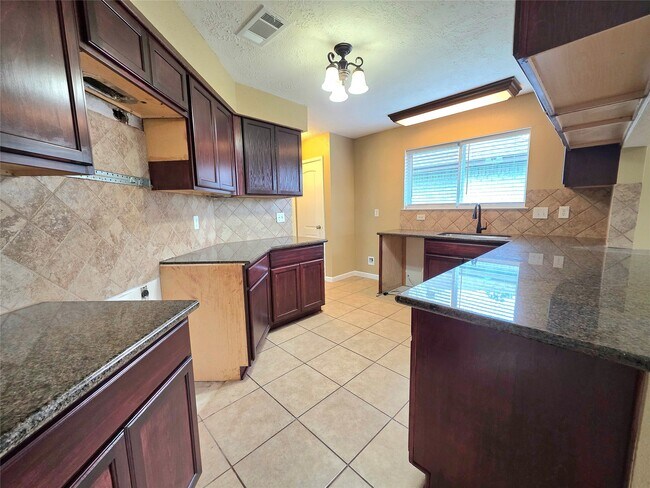 Building Photo - 6510 Lynngate Dr