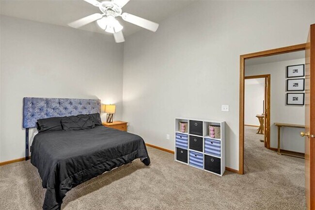 Building Photo - 2 Bedroom, 2-1/2 Bath Townhouse on Iowa City East Side!!