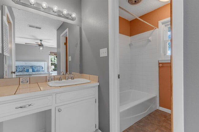 Building Photo - 403 Sunset Dr