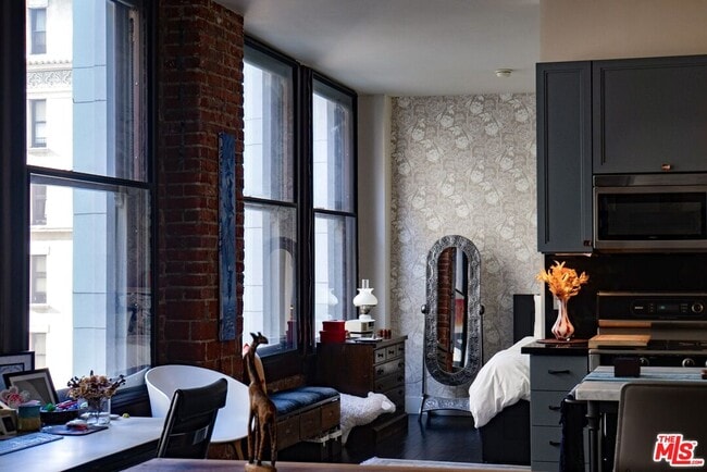 Building Photo - 460 S Spring St