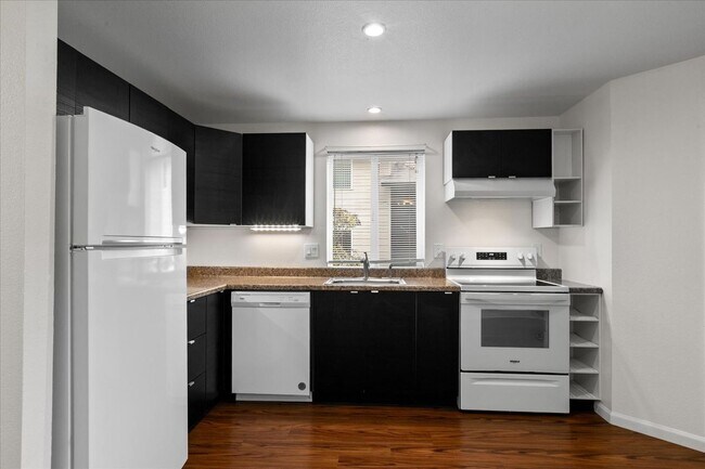 Building Photo - Monroe End Unit Townhome Unit A