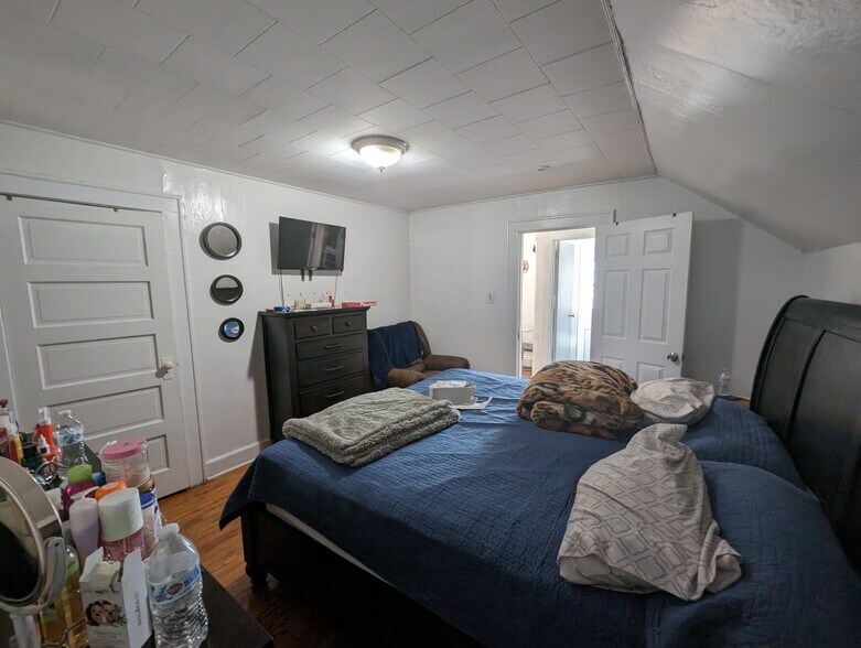 Building Photo - 26 Lavergne St