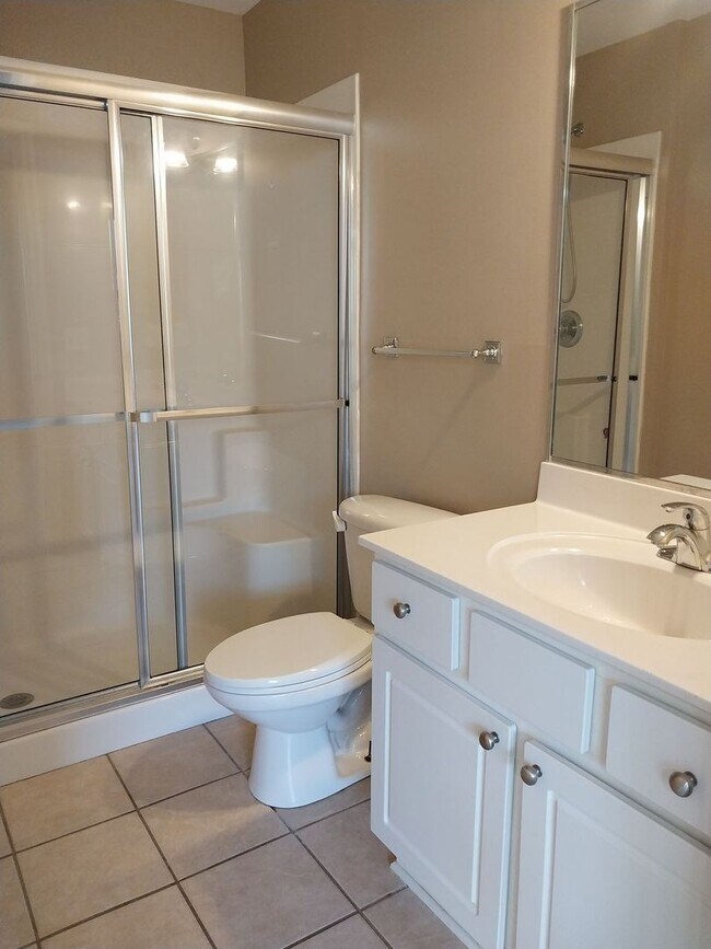 Building Photo - Cute townhome with 3 bd / 2.5 Bath