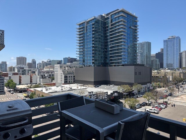 Building Photo - 527 10th Ave