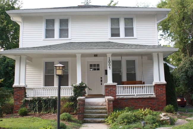 Building Photo - 1004 E 2nd St