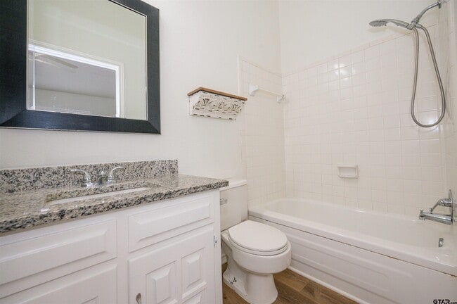 Building Photo - 5819 Hollytree Dr