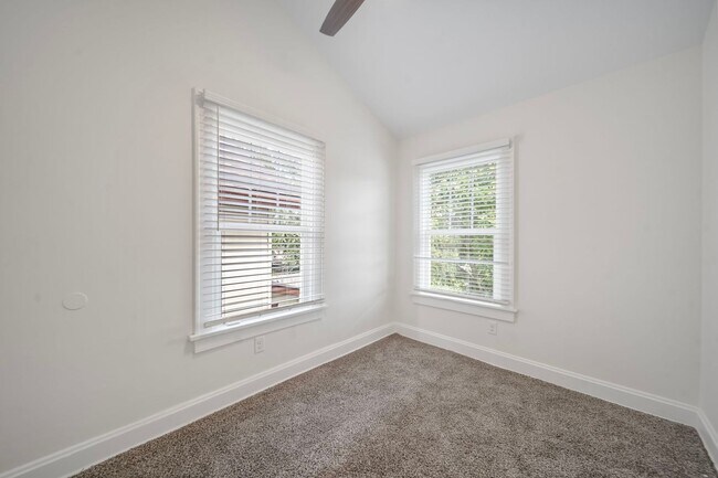 Building Photo - Fully Renovated Beauty!!