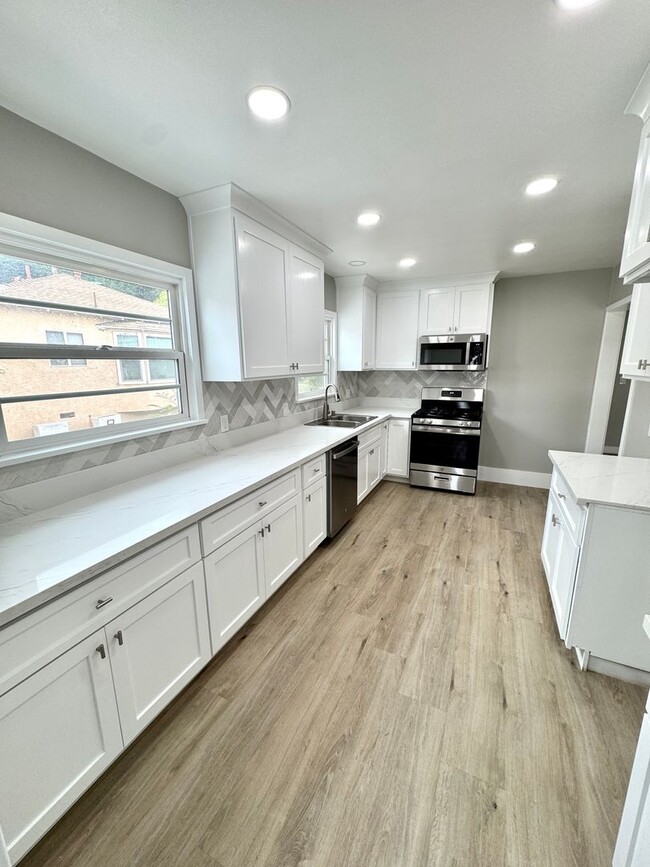 Building Photo - Charming 2 Bedroom Home Near Olivedale Par...