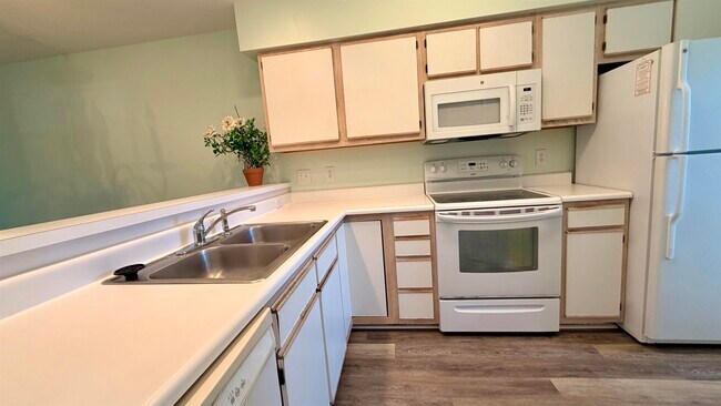 Building Photo - 619 Waterway Village Blvd