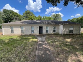 Building Photo - Spacious 4BR/2BA Memphis Home | 1,913 Sq Ft, Hardwood Floors, Brick Fireplace & Fenced Yard