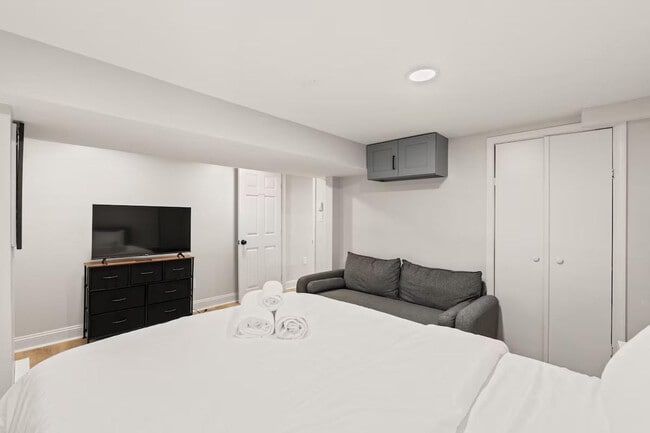 Building Photo - 651 Columbia Rd NW