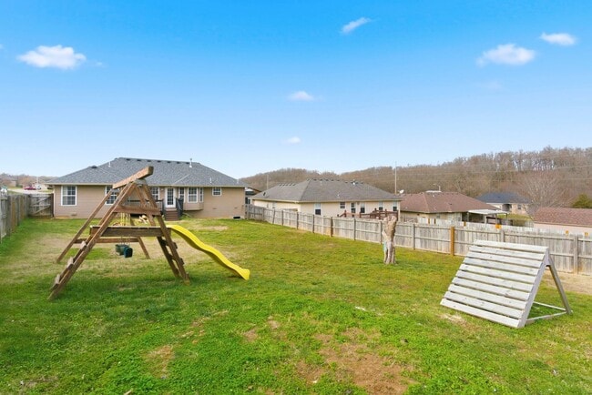 Building Photo - 3 Bedroom | 2 Bathroom | 2 Car Garage | Springfield MO | Fenced Back Yard!