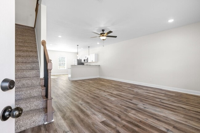 Building Photo - 3 Bedroom Pet Friendly Townhome For Rent Near Heritage Park!